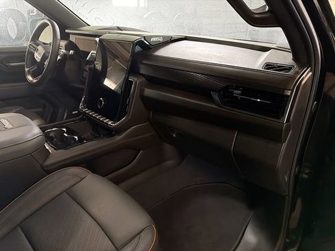 Used 2025 GMC Yukon XL AT4 image 12