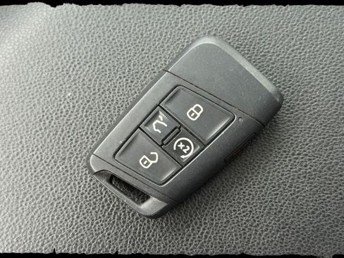 Used 2025 Volkswagen Jetta SE FWD image 31