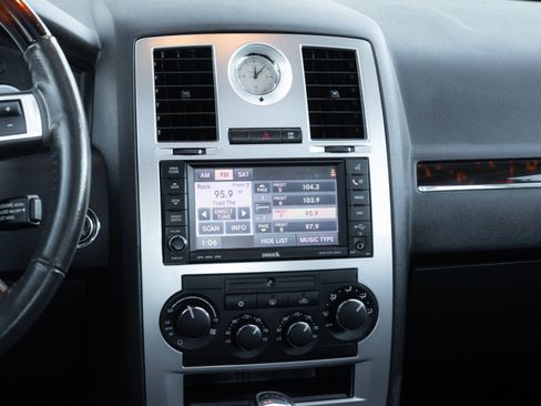 Used 2010 Chrysler 300 C image 12