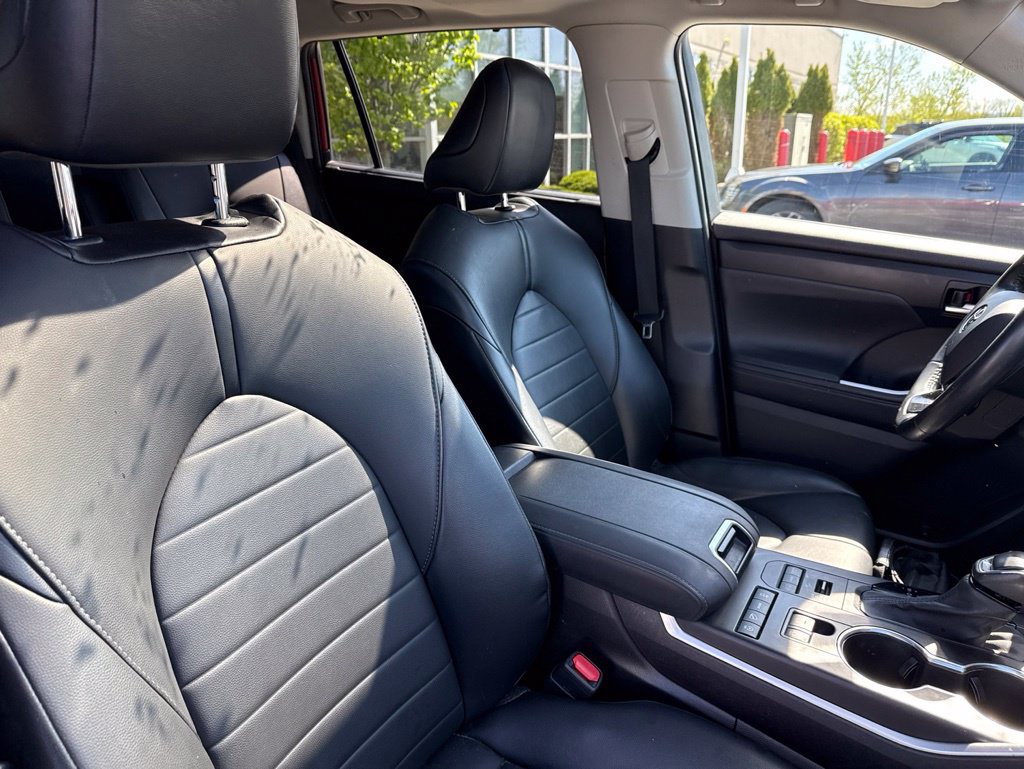 Used 2021 Toyota Highlander XLE AWD/4WD image 28