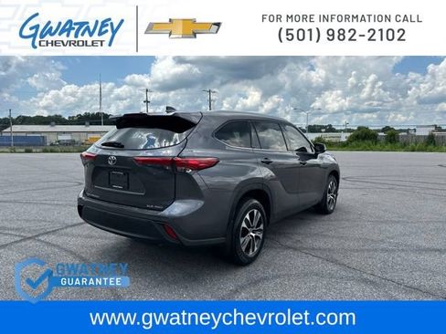 Used 2022 Toyota Highlander XLE AWD/4WD image 5