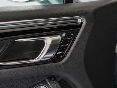 Certified 2025 Porsche Macan image 13