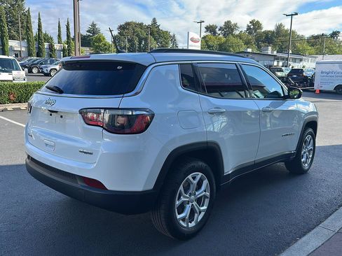 Used 2024 Jeep Compass Latitude AWD/4WD image 3