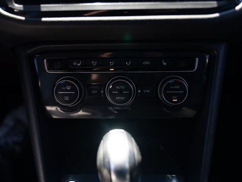 Used 2020 Volkswagen Tiguan SEL AWD/4WD image 14