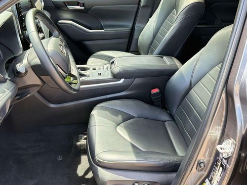 Used 2021 Toyota Highlander XLE AWD/4WD image 5