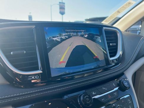 Used 2024 Chrysler Pacifica Select image 20