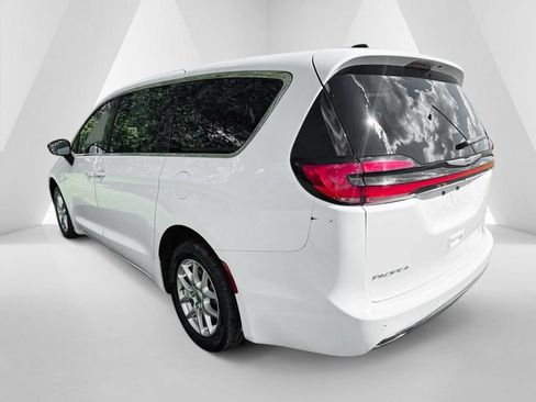 Used 2024 Chrysler Pacifica Touring-L FWD image 5