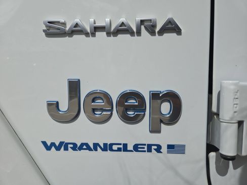 Used 2023 Jeep Wrangler Unlimited Sahara w/ Cold Weather Group AWD/4WD image 9