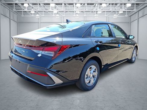 New 2026 Hyundai Elantra SE FWD image 3