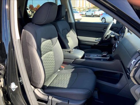 Used 2025 Nissan Pathfinder SV image 8