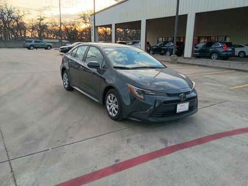 Used 2025 Toyota Corolla LE image 3