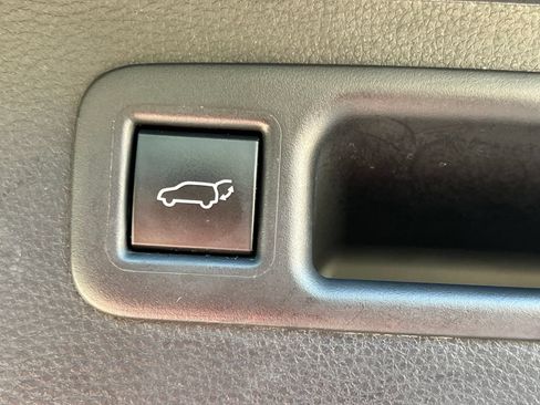 Used 2023 Toyota Highlander XLE FWD image 17