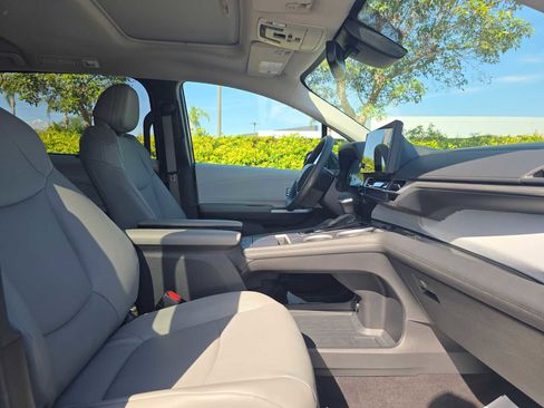 Used 2025 Toyota Sienna XLE image 11