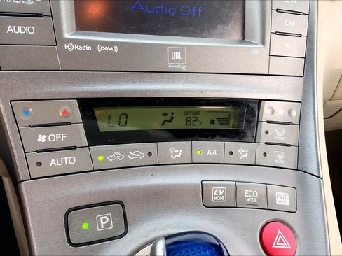 Used 2015 Toyota Prius Four FWD image 32
