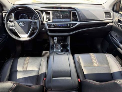 Used 2019 Toyota Highlander SE AWD/4WD image 16