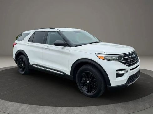Used 2021 Ford Explorer XLT w/ Equipment Group 202A AWD/4WD image 3