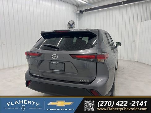 Used 2024 Toyota Highlander LE AWD/4WD image 3