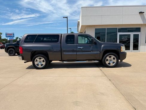 Used 2011 Chevrolet Silverado 1500 LT w/ Regional Value Package RWD image 2