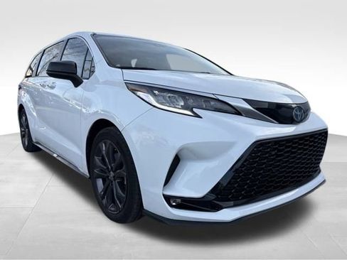 Used 2022 Toyota Sienna XSE image 3