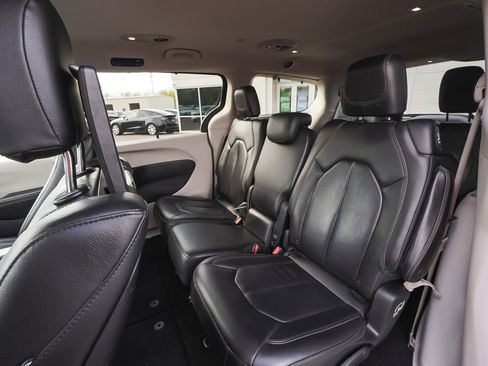 Used 2017 Chrysler Pacifica Touring-L Plus FWD image 33
