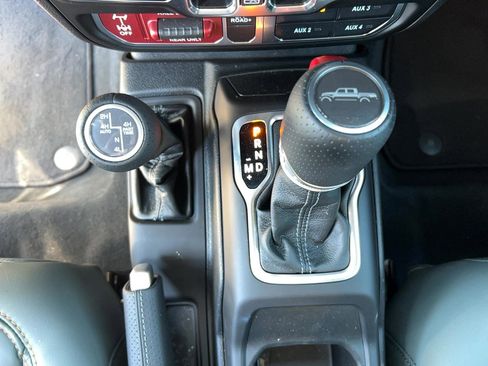 Used 2025 Jeep Gladiator Mojave AWD/4WD image 21