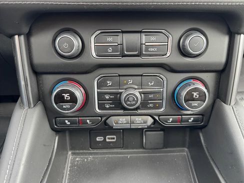 Used 2024 Chevrolet Suburban Z71 w/ Luxury Package AWD/4WD image 23