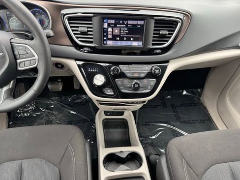 Used 2023 Chrysler Voyager LX image 2