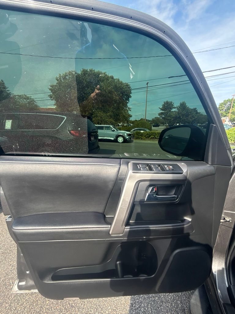 Used 2022 Toyota 4Runner SR5 AWD/4WD image 11