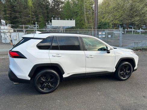 Used 2021 Toyota RAV4 LE AWD/4WD image 4