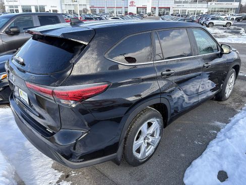 Certified 2023 Toyota Highlander L image 5