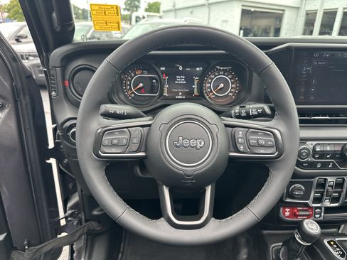 Used 2025 Jeep Wrangler Unlimited Rubicon AWD/4WD image 27