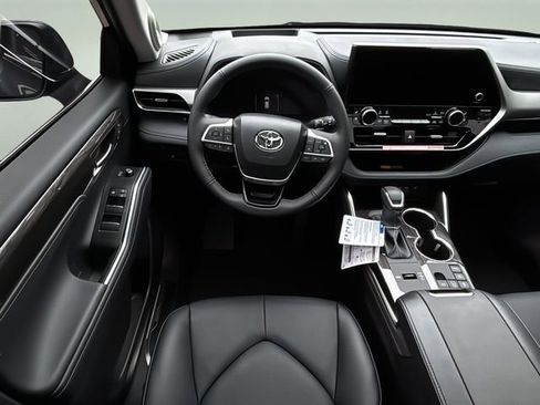 New 2026 Toyota Highlander Platinum AWD/4WD image 16