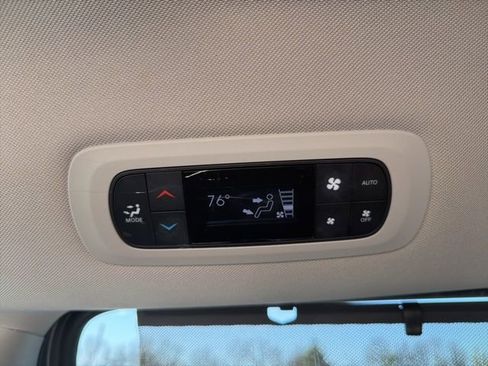 Used 2023 Chrysler Pacifica Touring-L FWD image 20