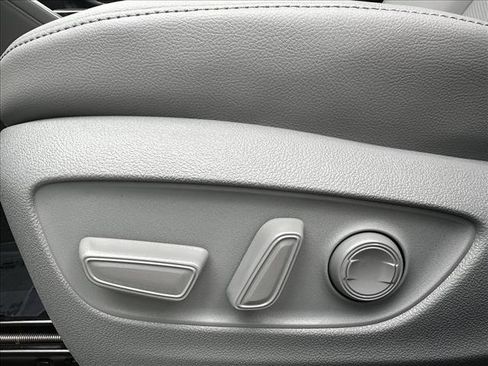 Used 2025 Toyota Highlander Limited image 12