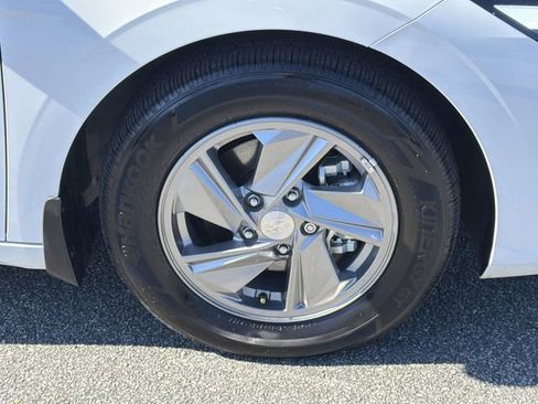 Certified 2025 Hyundai Elantra SE image 12