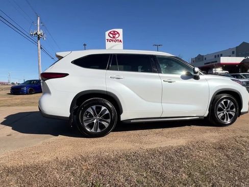 Used 2022 Toyota Highlander XLE image 7