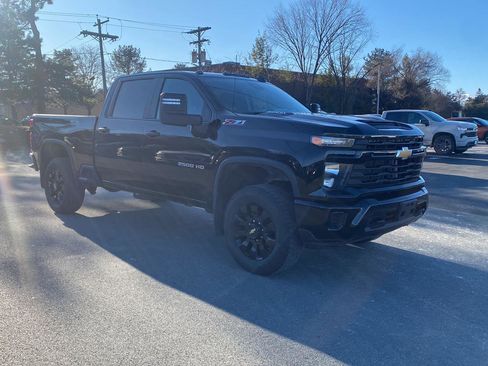 Used 2024 Chevrolet Silverado 2500 Custom w/ Custom Value Package image 3
