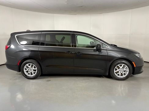 Used 2023 Chrysler Voyager LX FWD image 9
