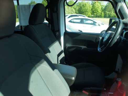 Used 2019 Jeep Wrangler Unlimited Sport S image 4