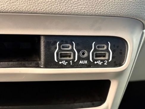 Used 2024 Chrysler Pacifica Select image 37