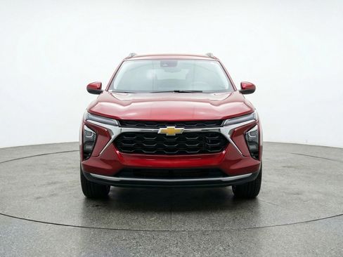 Used 2025 Chevrolet Trax LT FWD image 2