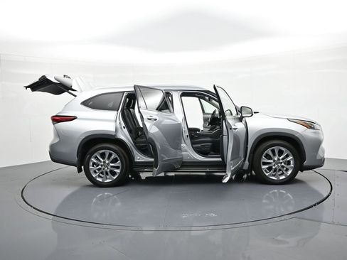 Used 2023 Toyota Highlander Limited AWD/4WD image 34