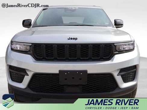 Used 2025 Jeep Grand Cherokee Altitude AWD/4WD image 7