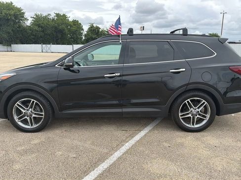 Used 2017 Hyundai Santa Fe FWD image 2