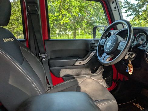 Used 2015 Jeep Wrangler Unlimited Sahara w/ Connectivity Group AWD/4WD image 11