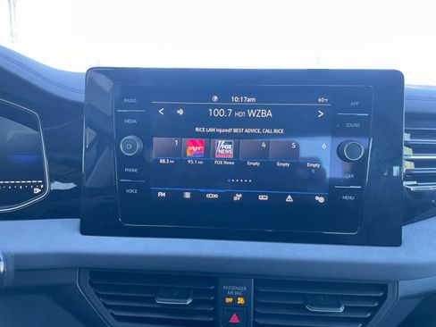 Used 2025 Volkswagen Jetta SE image 21