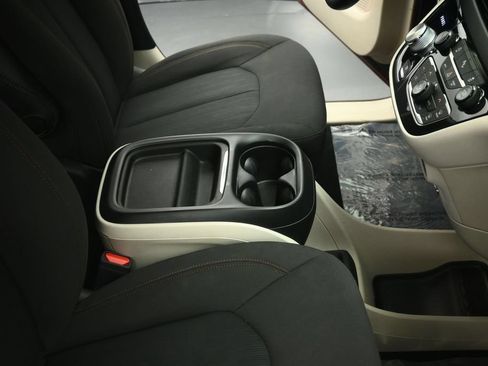 Used 2020 Chrysler Pacifica Touring w/ Tire & Wheel Group FWD image 53