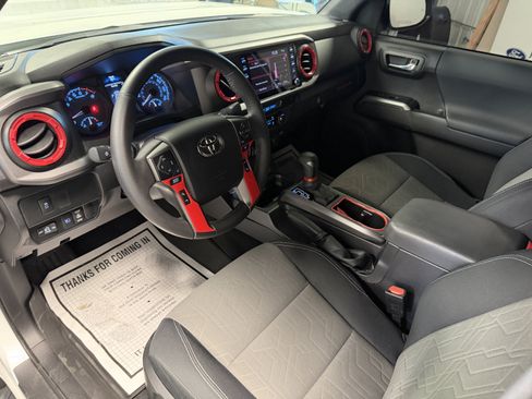 Used 2022 Toyota Tacoma TRD Sport w/ Technology Package AWD/4WD image 4