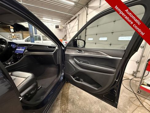 Used 2023 Jeep Grand Cherokee Limited image 42