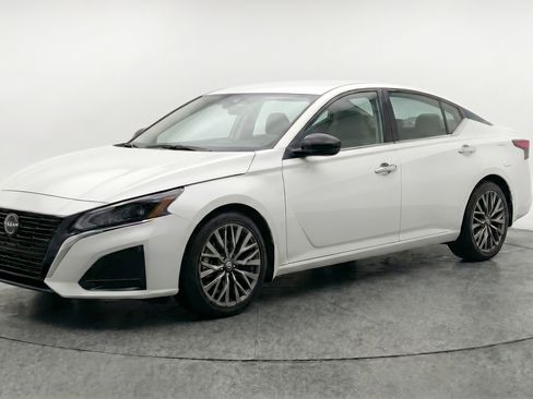 Used 2025 Nissan Altima 2.5 SV FWD image 3
